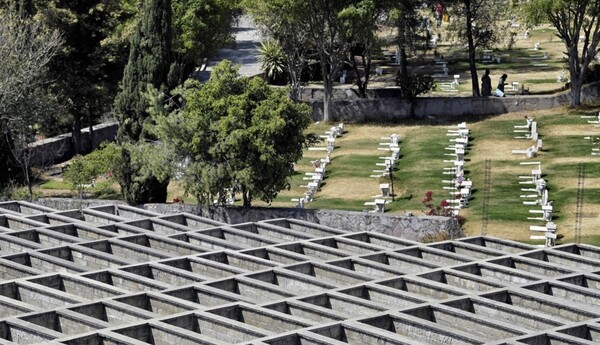 지난 2021년 당시 코로나19 치명률이 높았던 멕시코 묘지에 새로 조성된 묫자리. 사진은 기사 내용과 무관함. /연합뉴스