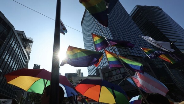 1일 오후 서울 을지로 일대에서 열린 제24회 서울퀴어문화축제에서 참가자들이 행진하고 있다. /연합뉴스