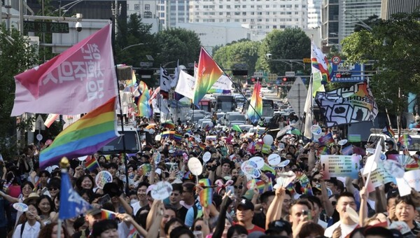 1일 오후 서울 을지로 일대에서 열린 제24회 서울퀴어문화축제에서 참가자들이 행진하고 있다. /연합뉴스