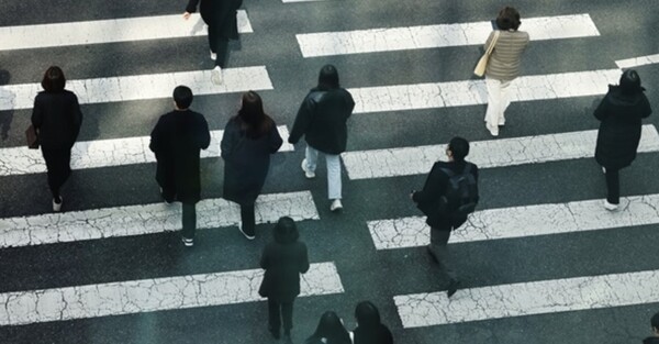 횡단보도를 건너는 시민들 /연합뉴스