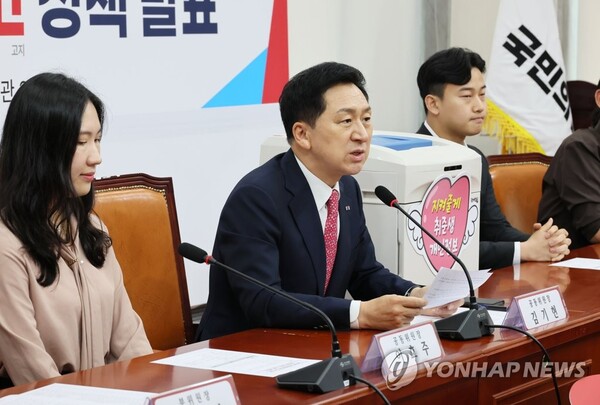 국민의힘 김기현 대표가 30일 오전 국회에서 열린 청년정책네트워크 3호 정책 '개인정보 알·파·고(알림, 파기, 고지)' 발표에서 인사말을 하고 있다.