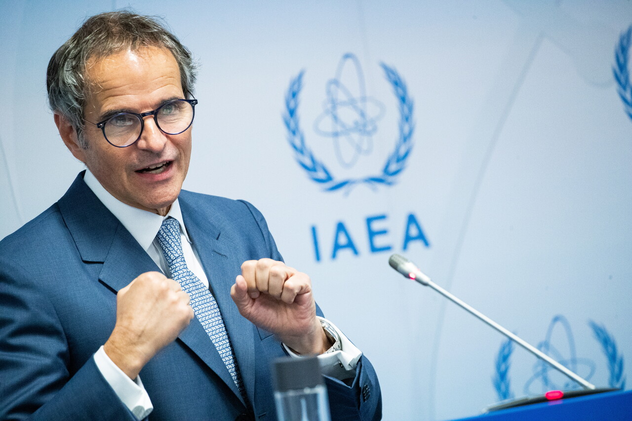 후쿠시마 처리수 해양 방류와 관련한 과학적 설명이 신뢰받지 못하고 있다. 고체화 후 일본 본토 보관 주장이 힘을 받는 가운데 인류가 원자력으로 전기를 발생시킨 이래 한 번도 시행해 본 적이 없는 ‘아이디어’일 뿐이라는 사실이 드러났다. 사진은 라파엘 마리아노 그로시 IAEA 사무총장 /EPA=연합뉴스