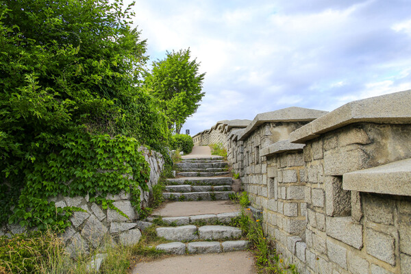 한양도성길을 혼자 걸으며 나 역시 걷기의 힘을 느꼈었다. /게티이미지뱅크