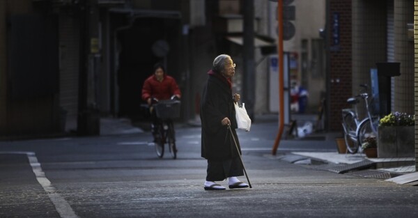 기모노를 입은 한 노인이 일본 도쿄 거리를 걷고 있다. /연합뉴스