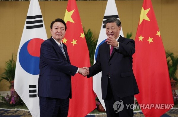  윤석열 대통령과 시진핑 중국 국가주석이 지난해 11월 15일(현지시간) 인도네시아 발리 한 호텔에서 열린 한중 정상회담에서 악수하고 있다. /연합뉴스