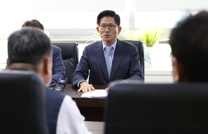 김문수 경사노위 위원장이 지난해 10월 6일 서울 여의도 한국노총을 방문, 김동명 위원장과 만나 인사말을 하고 있다. /연합뉴스