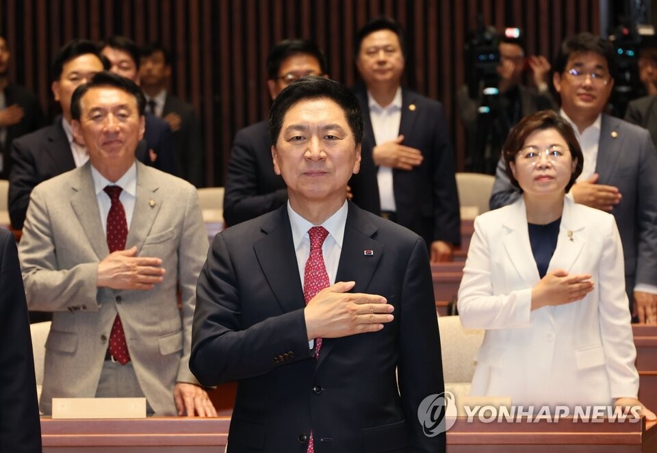 김기현 국민의힘 대표와 의원들이 6월 30일 오후 국회에서 열린 의원총회에서 국기에 경례하고 있다. /연합뉴스