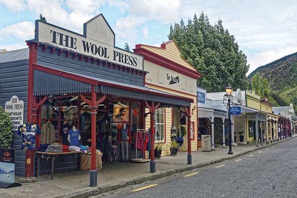 호주와 뉴질랜드의 사회문화적 특징으로 기술자·농민·근로자가 대접받는 평등사회, 겉치레가 없는 검소하고 실용적인 국민성을 들 수 있다. 뉴질랜드 애로우타운의 가게 /픽사베이