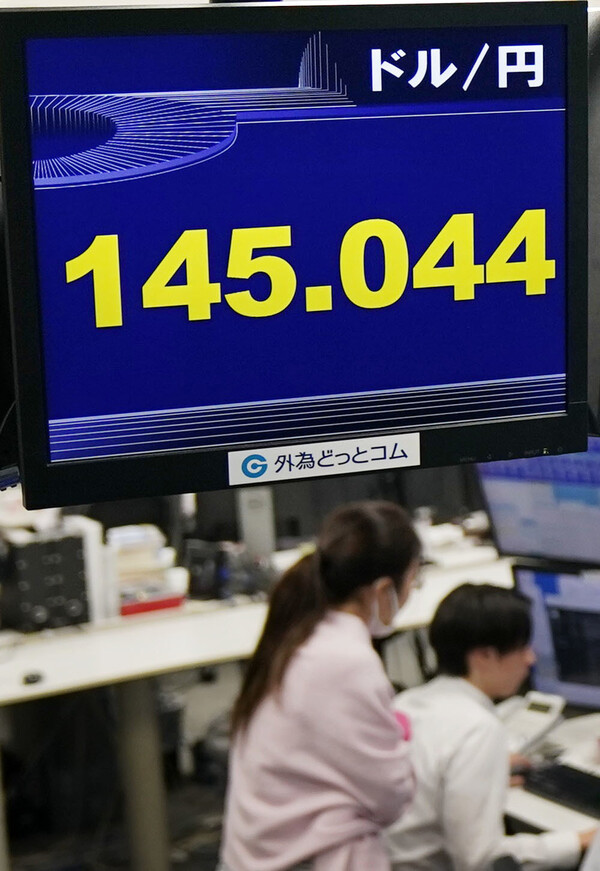엔/달러 환율은 145엔을 목표로 탈환과 후퇴를 반복하고 있다. 지난달 30일에도 작년 11월 이후 장중 145엔을 재탈환했다. /교도통신=연합뉴스