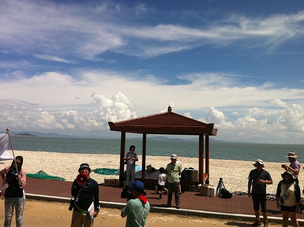 섬에는 바다와 해변이 좋다. 섬을 방문한 여행객들이 바다를 감상하고 있다. /사진=김성주