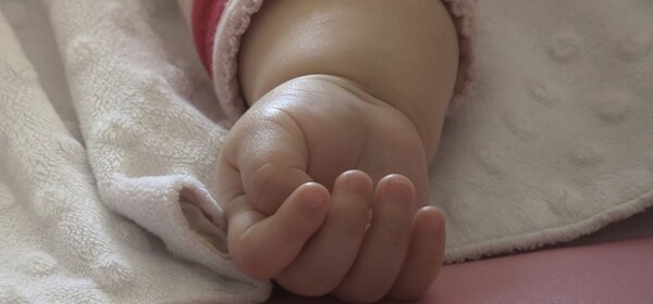 태어났지만 출생 신고가 되지 않은 아이들을 찾는 노력이 이어지고 있다. 경찰 수사만 총 780건으로 증가했다. 아기의 손 /연합뉴스