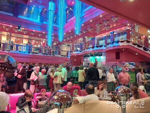 크루즈 여행 재미의 절반은 춤이다. 막춤, 블루스, 차차차 정도면 충분하다. /사진=강신영