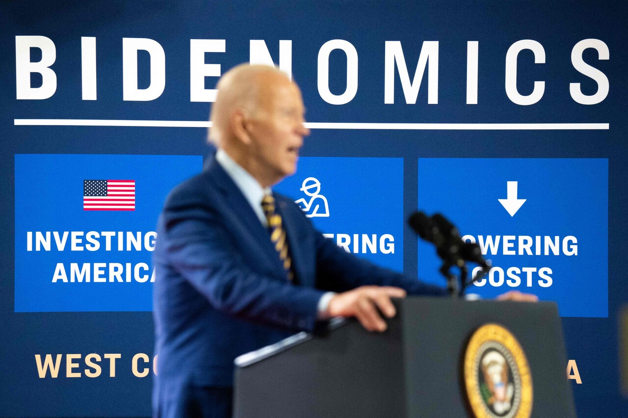  미국 정부는 일자리가 꾸준히 증가하고 있다면서 “이것이 바이드노믹스(Bidenomics)의 활동”이라고 홍보하고 있다. 조 바이든 미국 대통령(사진)과 제롬 파월 연준 의장이 같은 자리에서 서로 다른 해석을 하는 셈이다. /AFP=연합뉴스