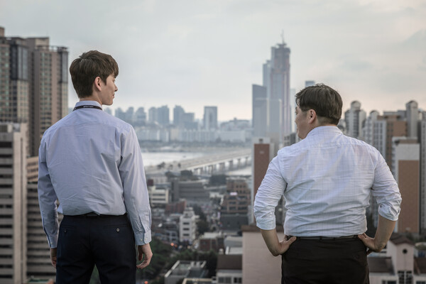 리더가 특정 직원과 허물없이 친하게 지낸다면 다른 직원에 대한 개인적인 감정을 자연스럽게 드러낼 수 있을 뿐만 아니라, 조직에서 소위 ‘라인’이 형성될 수도 있다. /게티이미지뱅크