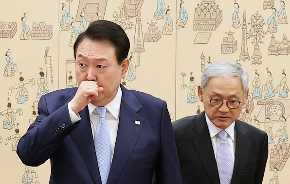 윤석열 대통령과 유인촌 대통령 문화체육특별보좌관이 7일 서울 용산 대통령실 청사에서 열린 위촉장 수여식에 참석하고 있다. /연합뉴스