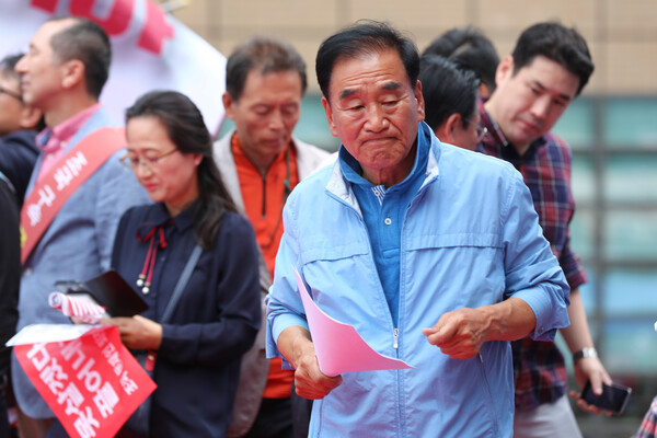 지난 2019년 10월 3일 보수단체 연합인 문재인하야범국민투쟁본부가 서울 광화문광장에서 ‘文대통령 하야' 범국민 투쟁대회를 열었다. 대회를 지휘하고 있는 이재오 당시 총괄본부장 /일요신문