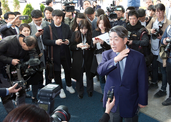 2017년 11월 12일 오후 이명박 전 대통령이 바레인을 방문하기 위해 인천공항을 통해 출국하기 전 이동관 전 홍보수석이 브리핑을 하고 있다. /일요신문