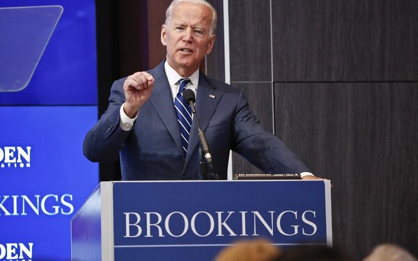 조 바이든 대통령이 2018년 브루킹스연구소가 주최한 한 행사에서 연설하고 있다. /AP=연합뉴스