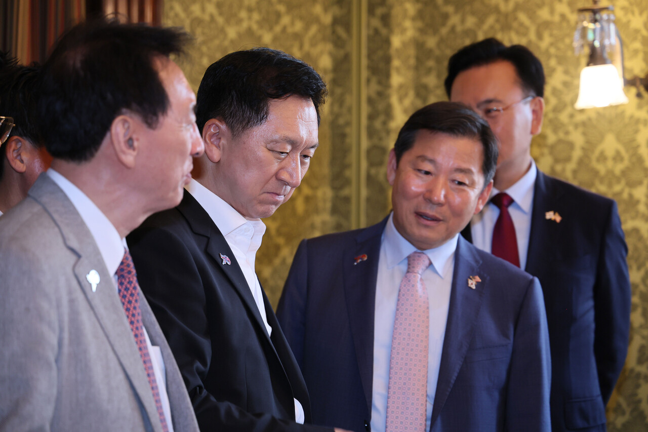 국민의힘 김기현 대표가 10일(현지시간) 미국 워싱턴DC 주미대한제국공사관에 방문해 공사관 내부를 둘러보고 있다. /제공=국민의힘