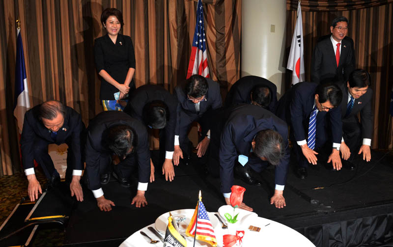 2015년 7월 미국을 방문한 김무성 대표는 한국전 참전용사와 가족, 주미 재향군인회 회원들과 만찬을 함께한 자리에서 수행 인사들과 함께 큰절로 인사를 전했다. /연합뉴스