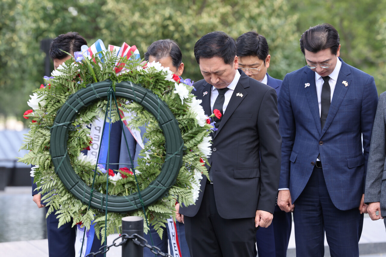 국민의힘 김기현 대표가 10일(현지시간) 미국 워싱턴DC 한국전 참전비를 찾아 참배 및 헌화하고 있다. /제공=국민의힘