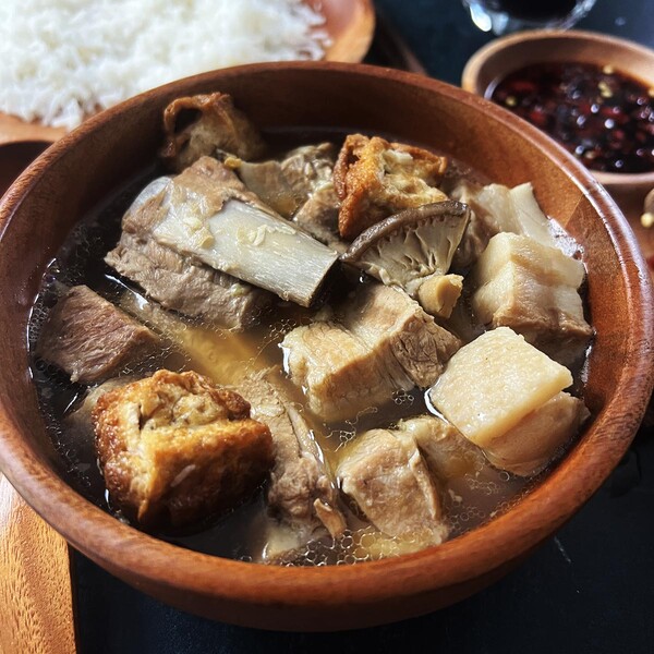 말레이시아, 싱가포르의 돼지갈비 보양식 /https://greatcurryrecipes.net/2022/08/11/singapore-style-bak-kut-teh/