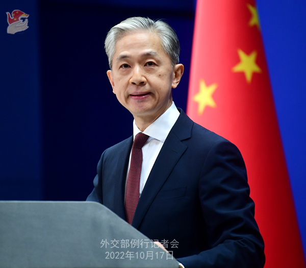 왕원빈 중국 외교부 대변인(사진)이 지난 6일 후쿠시마 원전 사고로 녹아내린 원자로 노심과 직접 접촉한 ‘오염수’와 그렇지 않은 정상 원전의 ‘배출수’는 본질적으로 다르다며 정례 브리핑에서 말했다. /중국 외교부=연합뉴스