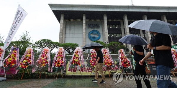 11일 오후 서울 여의도 KBS 앞에 화환들이 세워져 있다. /연합뉴스