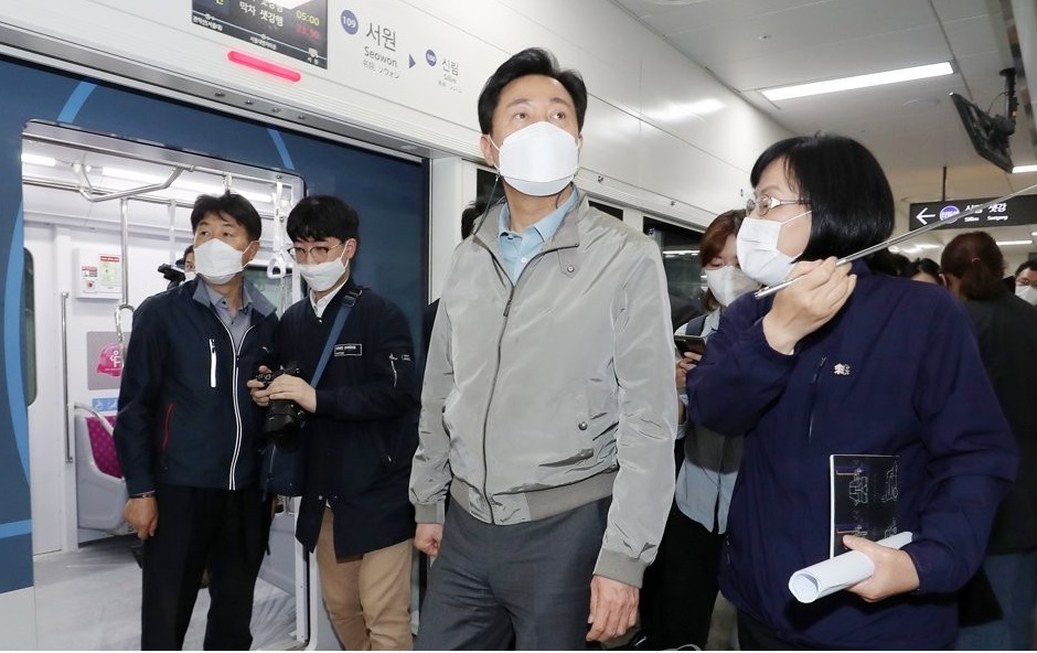 오세훈 서울시장이 지난해 4월 19일 서울 관악구 신림선 서원역을 방문해 역사 내 장애인 편의시설 상태를 점검하고 있다. /연합뉴스