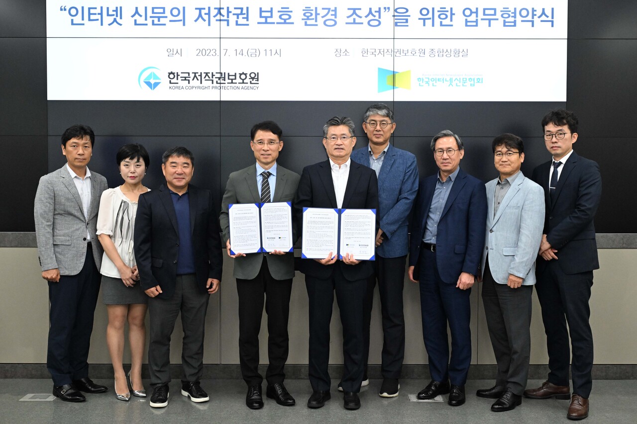 한국인터넷신문협회는 한국저작권보호원과 함께 인터넷 신문의 저작권 보호 환경 조성 및 인식 강화를 위한 업무협약을 14일 체결했다. 서울시 마포구 상암동 한국저작권보호원에서 열린 업무협약식에 참가한 관계자들이 기념 촬영을 하고 있다. 사진 왼쪽부터 한국저작권보호원 김좌현 기획조정부장, 정성희 홍보협력부장, 신재호 보호지원본부장, 박정렬 원장, 한국인터넷신문협회 이의춘 회장, 김지방 부회장, 김덕헌 부회장, 정경민 부회장, 허윤철 사무국장. /한국인터넷신문협회