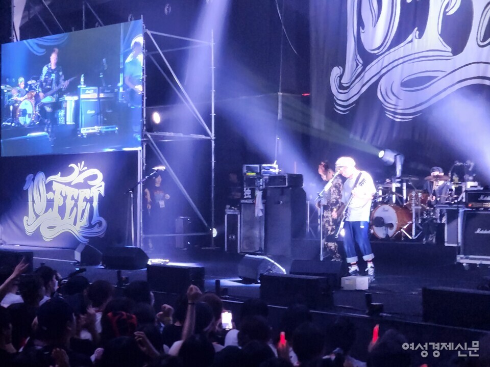 10-FEET의 보컬이자 기타리스트인 타쿠마 씨가 연주하고 있다. /김혜선 기자