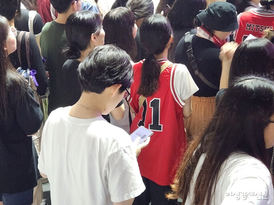 일부 팬들은 강백호·서태웅·채치수 등 슬램덩크 등장인물의 농구 유니폼을 준비해 와서 공연을 즐겼다. /김혜선 기자