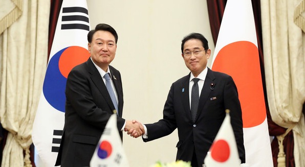 북대서양조약기구(NATO·나토) 정상회의 참석차 리투아니아를 방문 중인 윤석열 대통령이 12일 빌뉴스 한 호텔에서 열린 한일 정상회담에서 기시다 후미오 일본 총리와 악수하고 있다. /연합뉴스