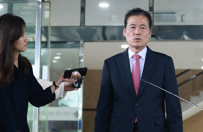 통일부 장관 후보자에 지명된 김영호 성신여대 정치외교학과 교수가 지난 6월 29일 인사청문회 준비 사무실이 마련된 서울 종로구 남북회담본부에 도착해 입장을 밝히고 있다. /연합뉴스