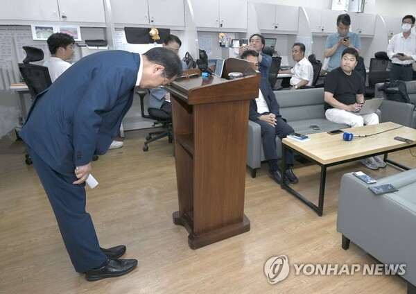 홍준표 대구시장이 '수해 골프' 논란과 관련, 19일 기자실을 찾아 유감을 표하며 머리를 숙이고 있다. /연합뉴스