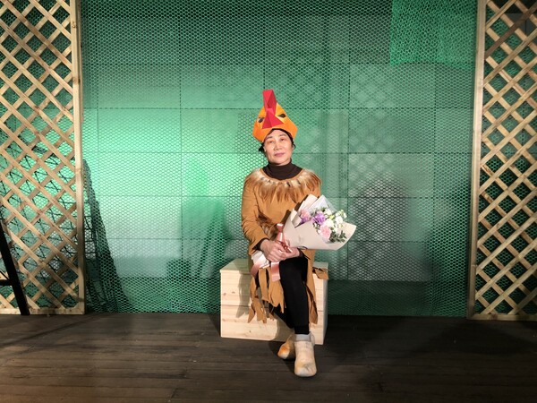 왕초 역에 어울리는 깃털 달린 황금색 옷, 닭 벼슬 모자, 잘 어울리지 않는가? /사진=김정희