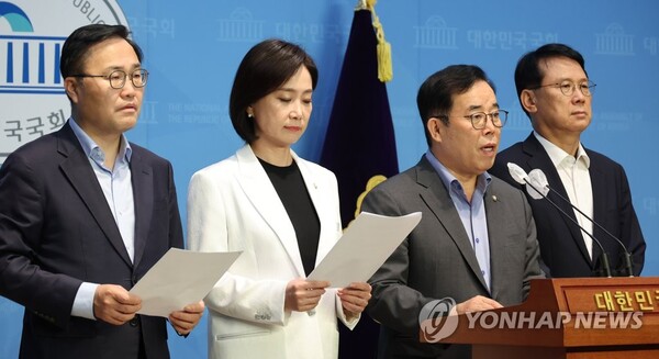 박성중 간사를 비롯한 국민의힘 소속 과학기술정보방송통신위원회 위원들이 20일 오후 서울 여의도 국회 소통관에서 과학기술정보방송통신위원회 운영에 관한 기자회견을 하고 있다. /연합뉴스