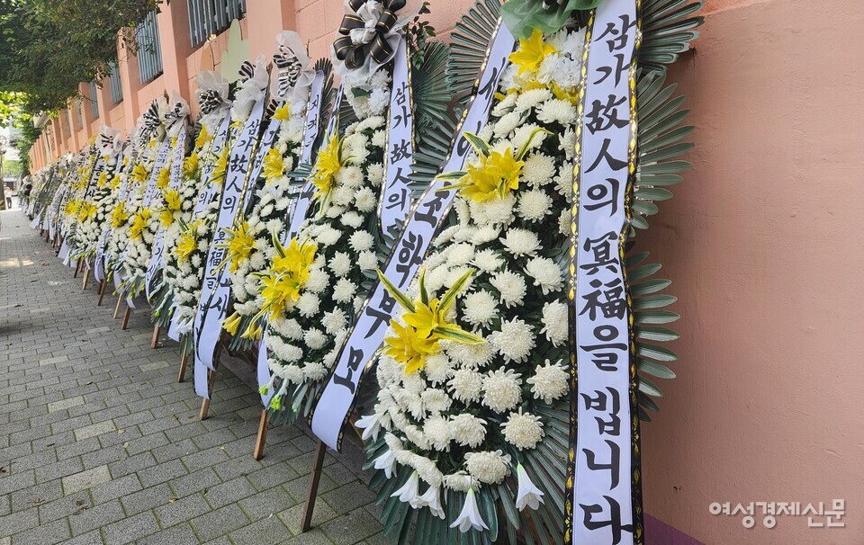 서울특별시 서초구에 위치한 서이초등학교 인근에는 신규 교사의 사망을 애도하는 근조 화환이 늘어섰다. /김혜선 기자