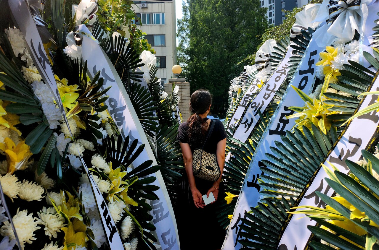 서울시 서초구 서이초등락교 후문까지 A씨를 추모하는 화환으로 가득 채워져 있다. /이상헌 기자.