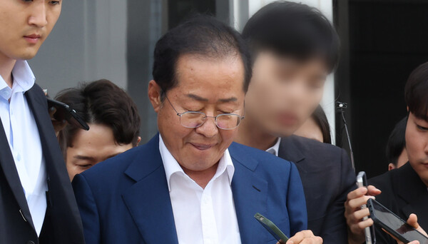 홍준표 대구시장이 17일 오후 서울 여의도 국회에서 국민의힘 윤재옥 원내대표와 면담을 마친 후 국회를 떠나며 기자들의 질문을 받고 있다. /연합뉴스