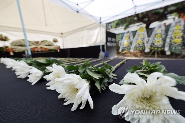 21일 오전 서울 강남서초교육지원청에 극단적 선택을 한 서이초등학교 담임 교사 A씨를 추모하는 분향소가 마련돼 있다. /연합뉴스