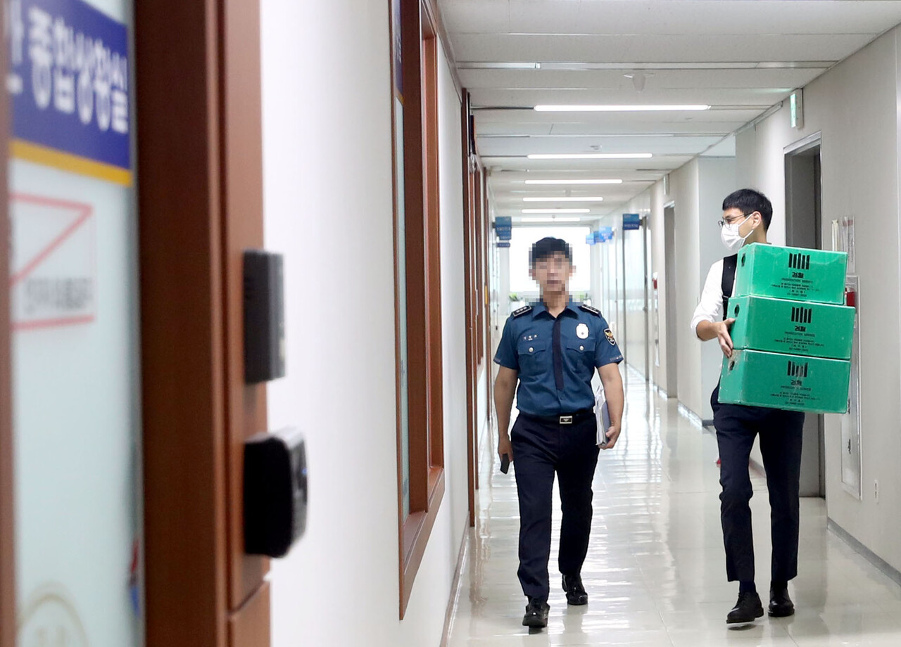 24일 오전 검찰 관계자가 오송 지하차도 참사 부실 대응 의혹받는 충북경찰청 112상황실로 압수수색 박스를 들고 들어가고 있다. /연합뉴스