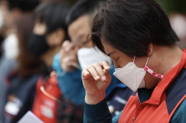 지난해 민주노총 서비스연맹 전국요양서비스노동조합의 권리보장 집회에서 한 요양보호사가 눈물을 닦고 있다. /연합뉴스