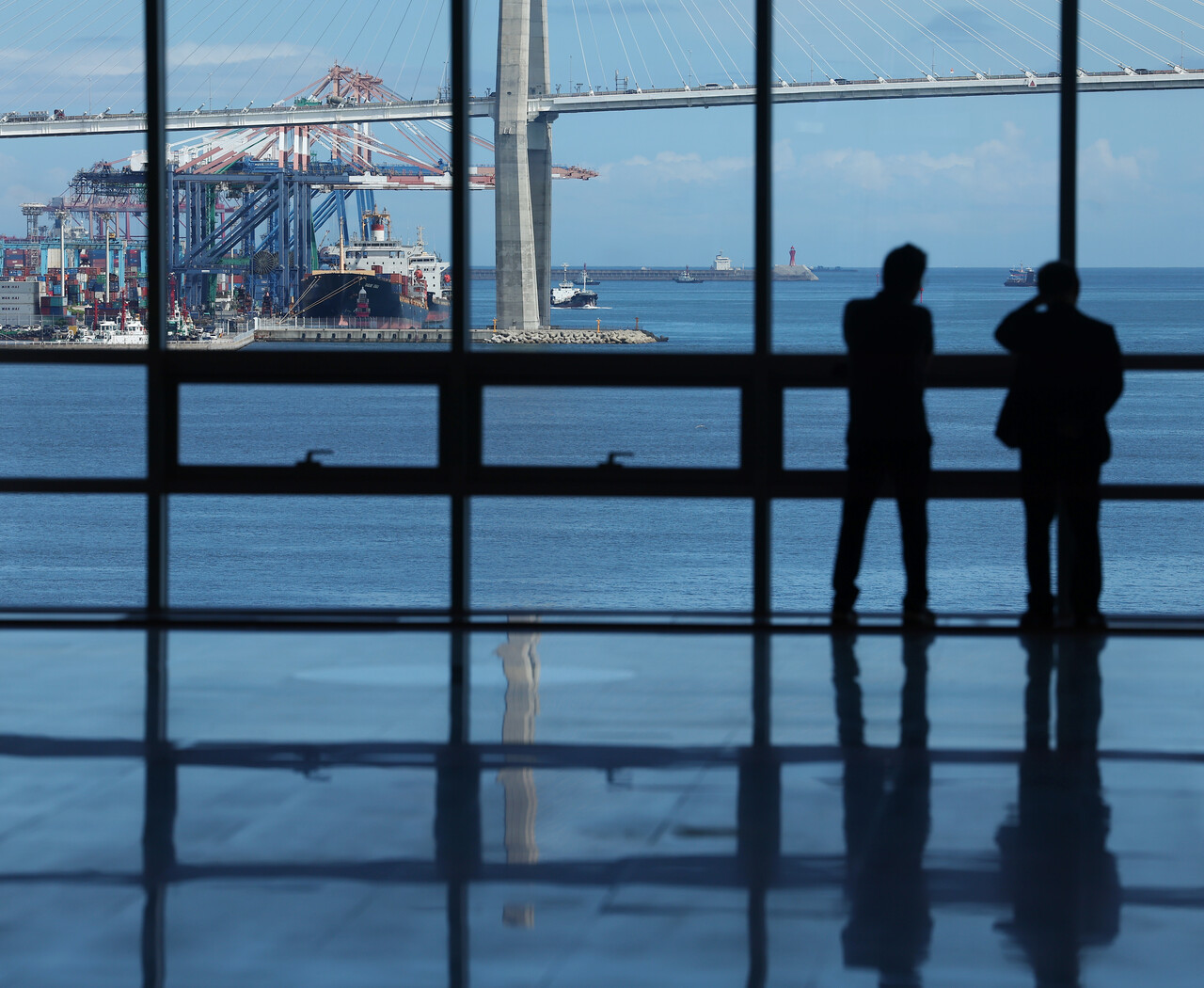 IMF는 2023년 주요국 성장률에 대해 직전 전망 대비 상향 혹은 보합을 나타낼 것으로 추정했다. 반면 한국 성장률은 직전 전망치(1.5%)보다 0.1%포인트 하향 조정한 1.4%로 내다봤다. 소비와 수출, 투자가 모두 마이너스를 기록했다. 사진은 창문 밖으로 보이는 부산항 모습. /연합뉴스