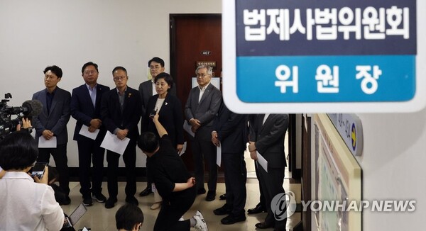 27일 국회 법제사법위원회 앞에서 더불어민주당 의원들이 공직선거법 관련 기자회견을 하고 있다. /연합뉴스