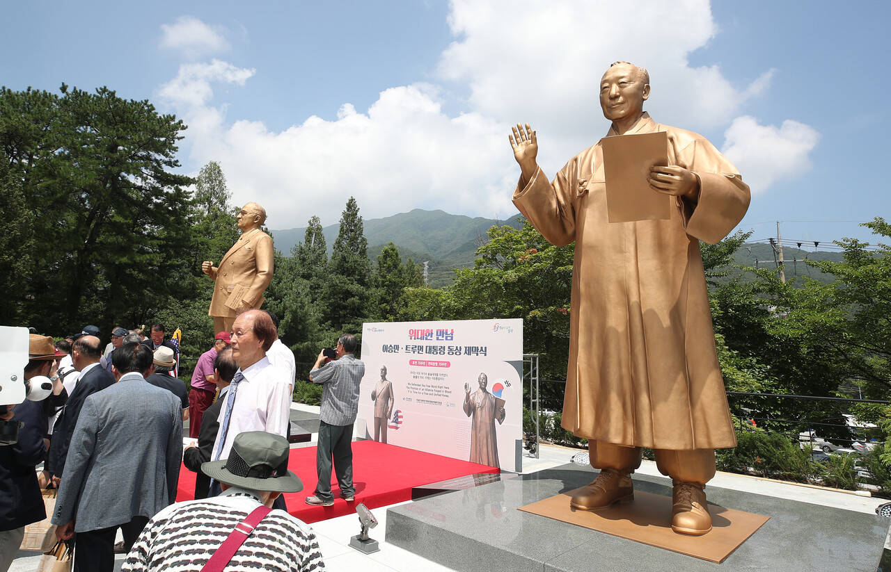 27일 경북 칠곡군 다부동 전적기념관에서 이승만 전 대통령과 트루먼 전 미국 대통령의 동상 '제막식'이 열렸다. 참석한 시민들이 동상 앞에서 기념사진을 촬영하고 있다. /연합뉴스