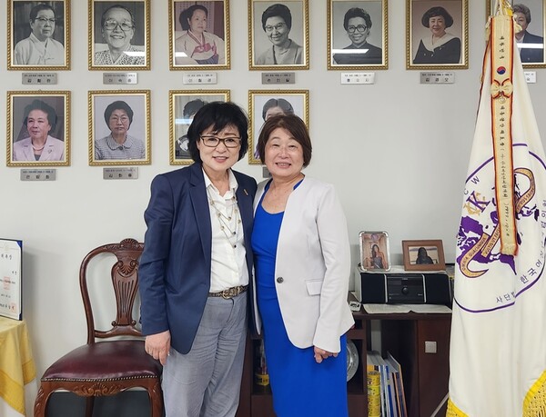 허명 한국여성단체협의회장과 타에코 하야시 FAWA 공동의장이 27일 여협 사옥에서 만나 기념 촬영을 하고 있다. /한국여성단체협의회