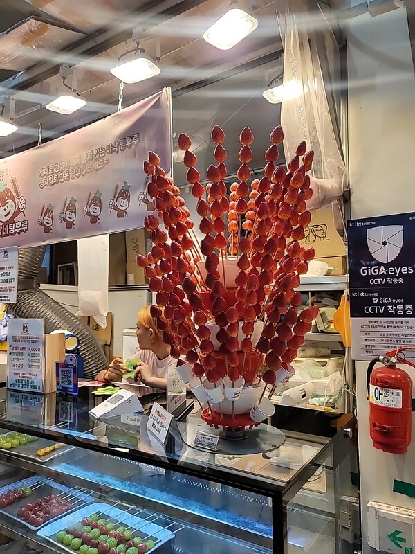 속초 여행지의 필수코스인 중앙시장에서도 탕후루의 인기는 최고다. /사진=홍미옥