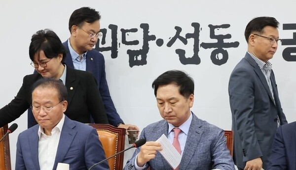 국민의힘 최고위원회에서 김기현 당 대표 등이 심각한 표정을 짓고 있다. /연합뉴스