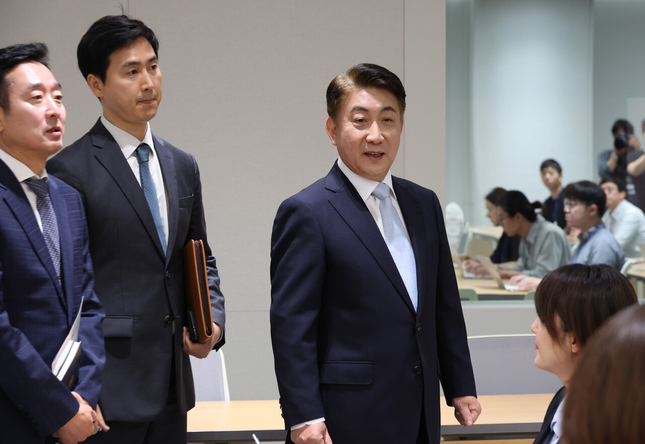 방송통신위원장 후보로 지명된 이동관 대통령 대외협력특보가 28일 서울 용산 대통령실 청사 브리핑룸에서 인사말을 마친 뒤 밝은 표정으로 기자들과 인사하고 있다. /연합뉴스